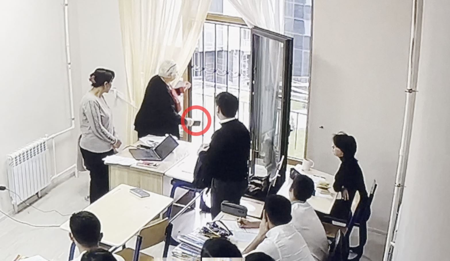Завуч частной школы в Самарканде выбросила телефон ученика с четвертого этажа (видео)