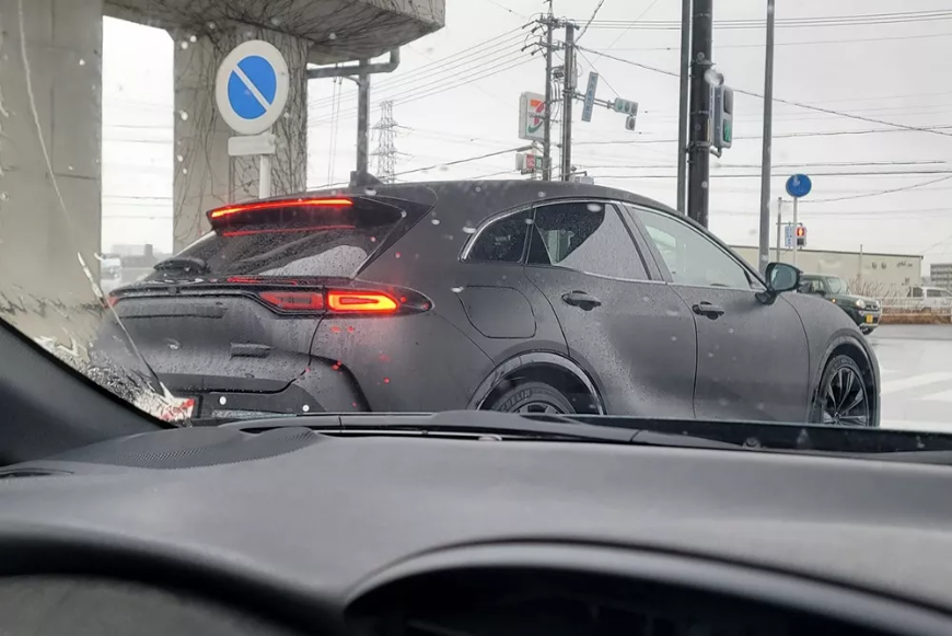 Новый кроссовер Toyota Crown Sport заметили на улицах