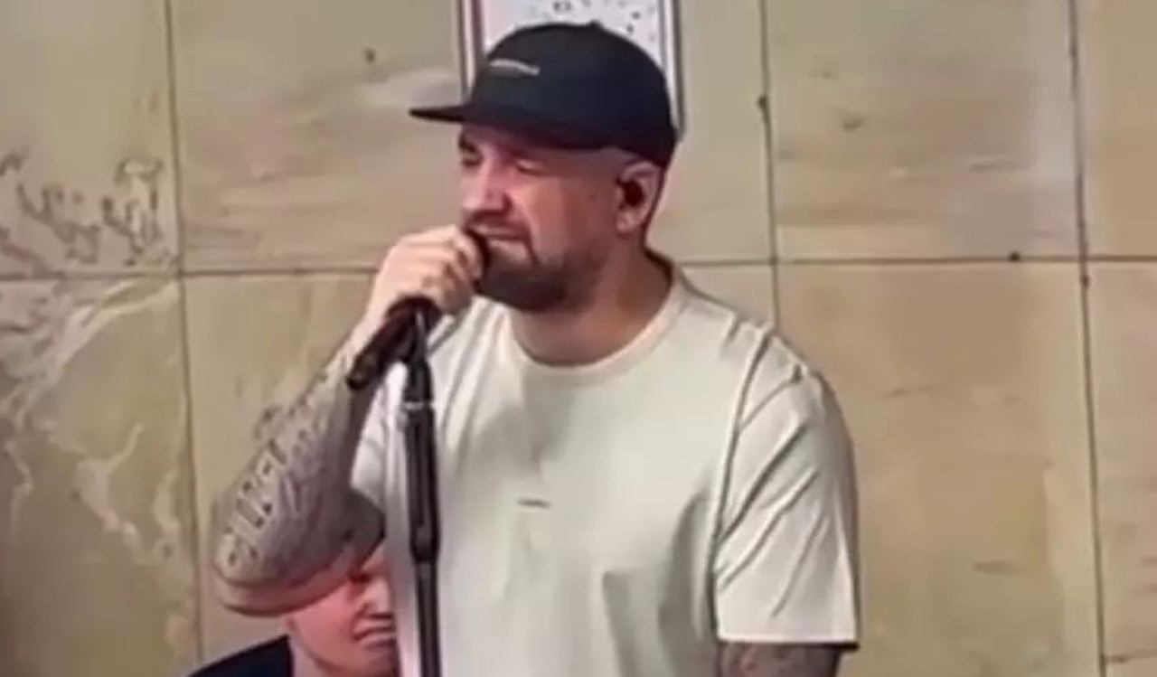 Баста выступил для поклонников в переходе метро