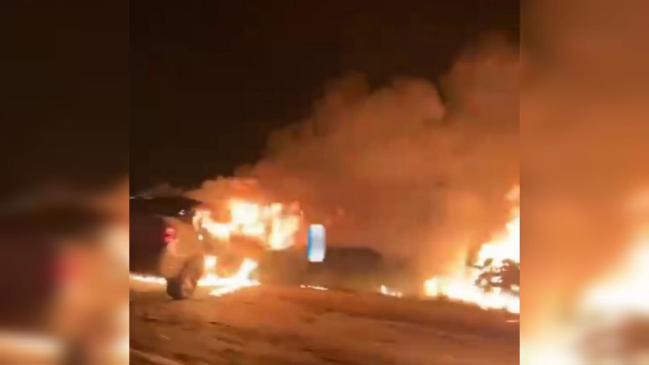 В Кашкадарье Cobalt и Spark загорелись после столкновения: один из водителей умер на месте (видео)