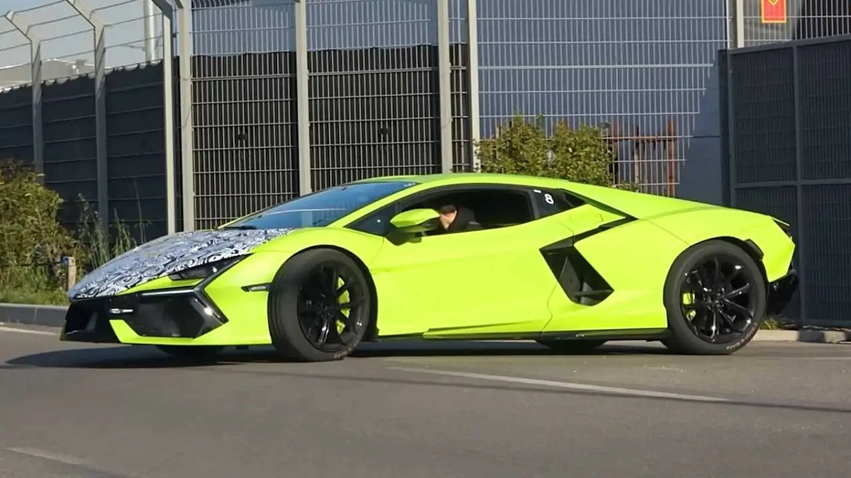 На дорогах впервые засветился новый Lamborghini Revuelto
