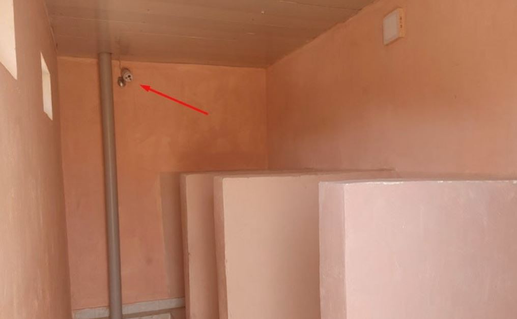 В одной из школ Самарканда установили камеру в туалете
