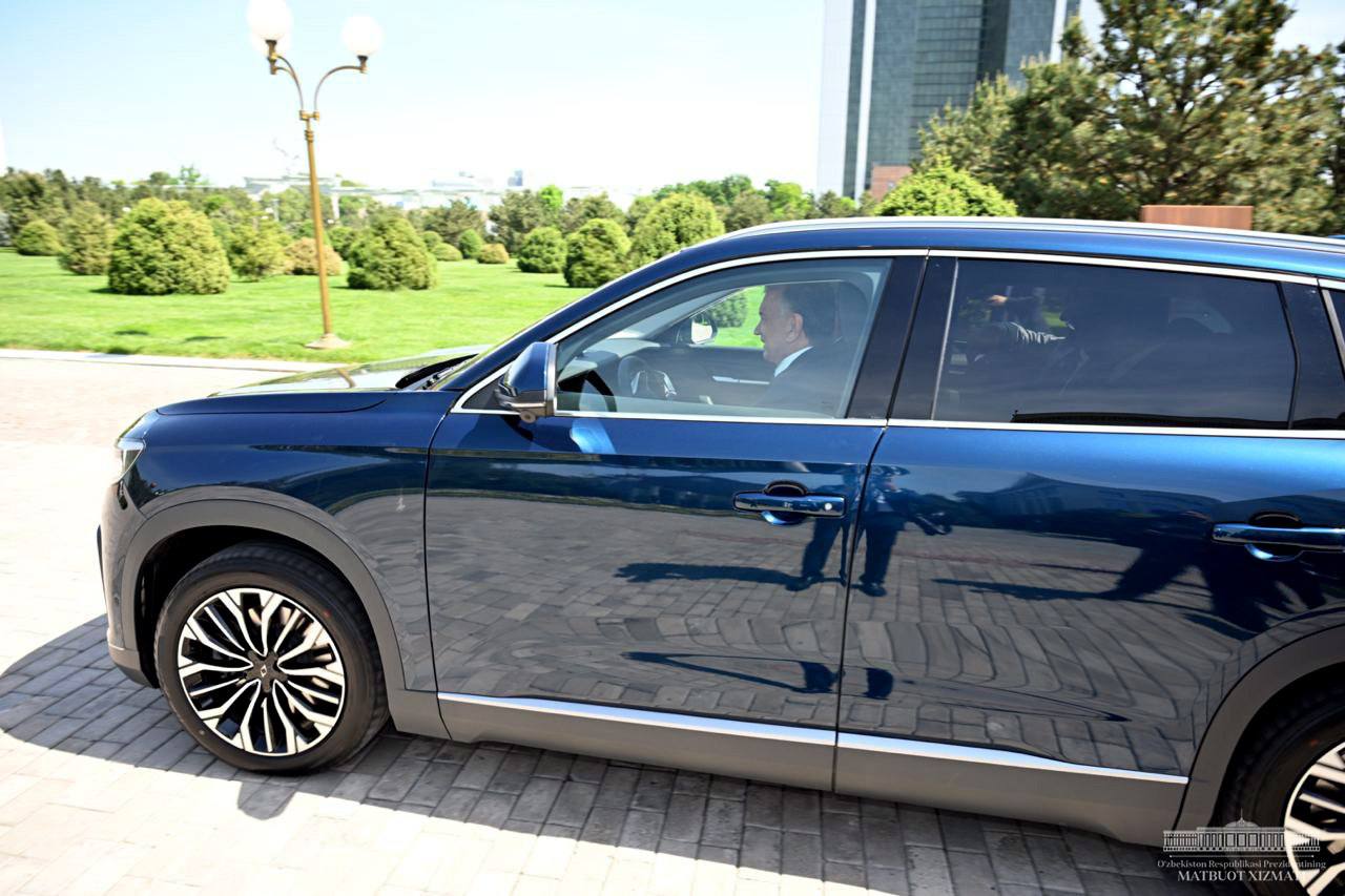 Президенту вручили ключи турецкого электромобиля, подаренного Эрдоганом (фото и видео)