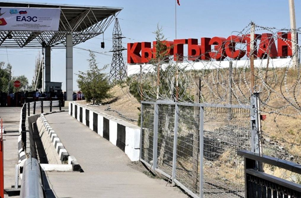 Двое кыргызстанцев пытались незаконно провезти в Узбекистан $75 тысяч