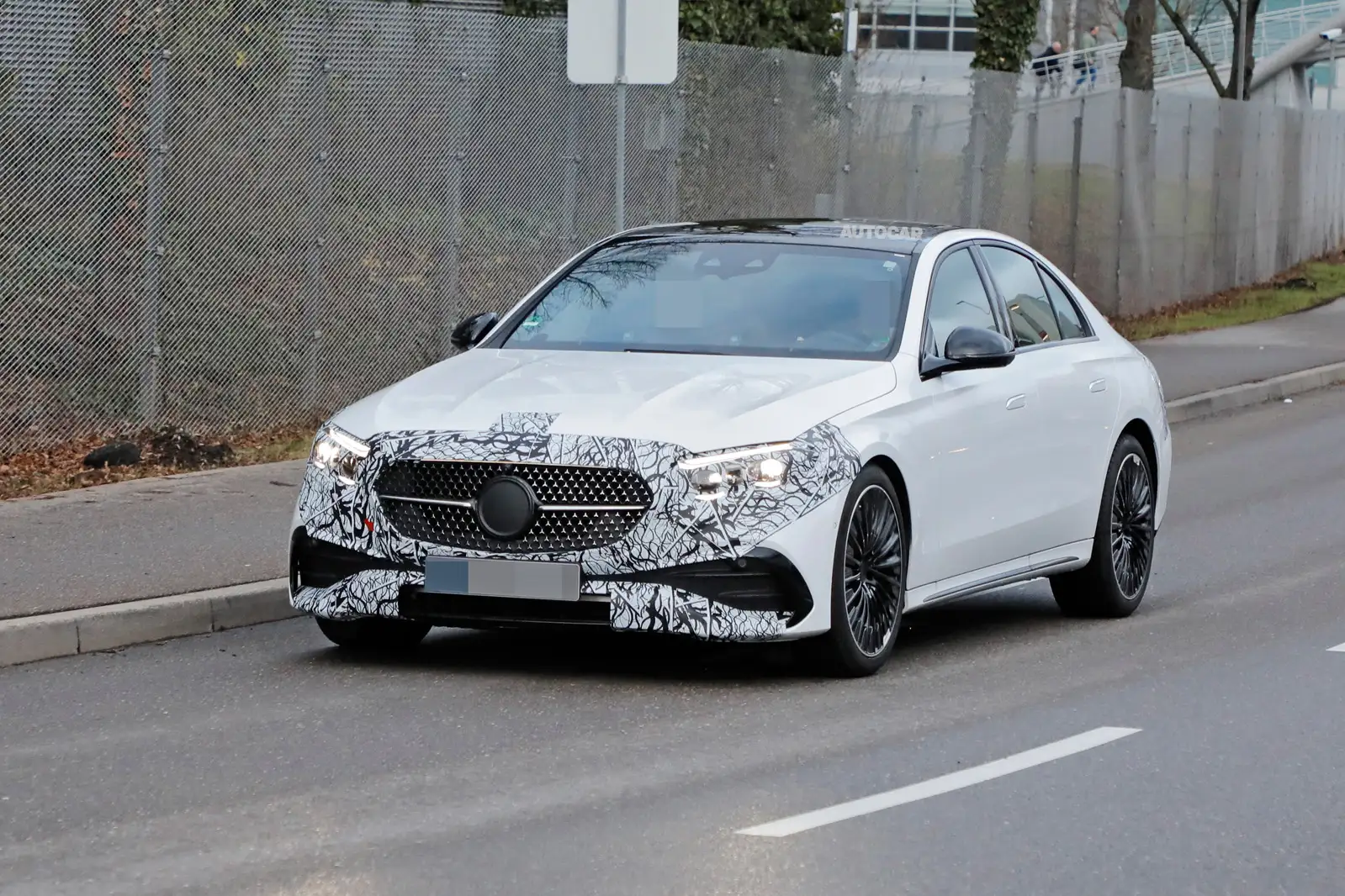 На Нюрбургринге заметили обновленный Mercedes-Benz E-Class