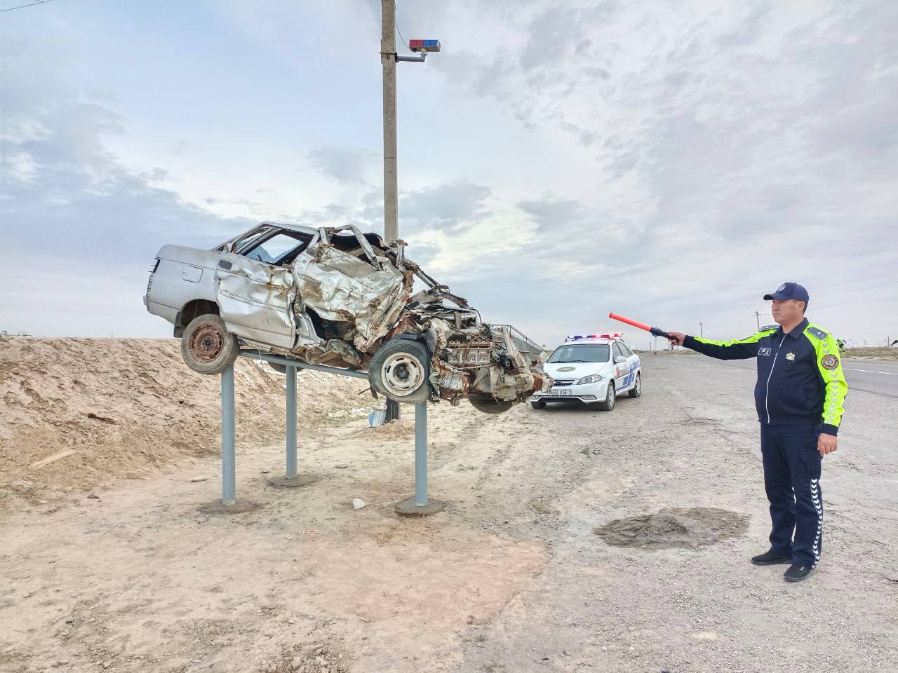 В Узбекистане водителей снова начали призывать соблюдать ПДД с помощью разбитых машин