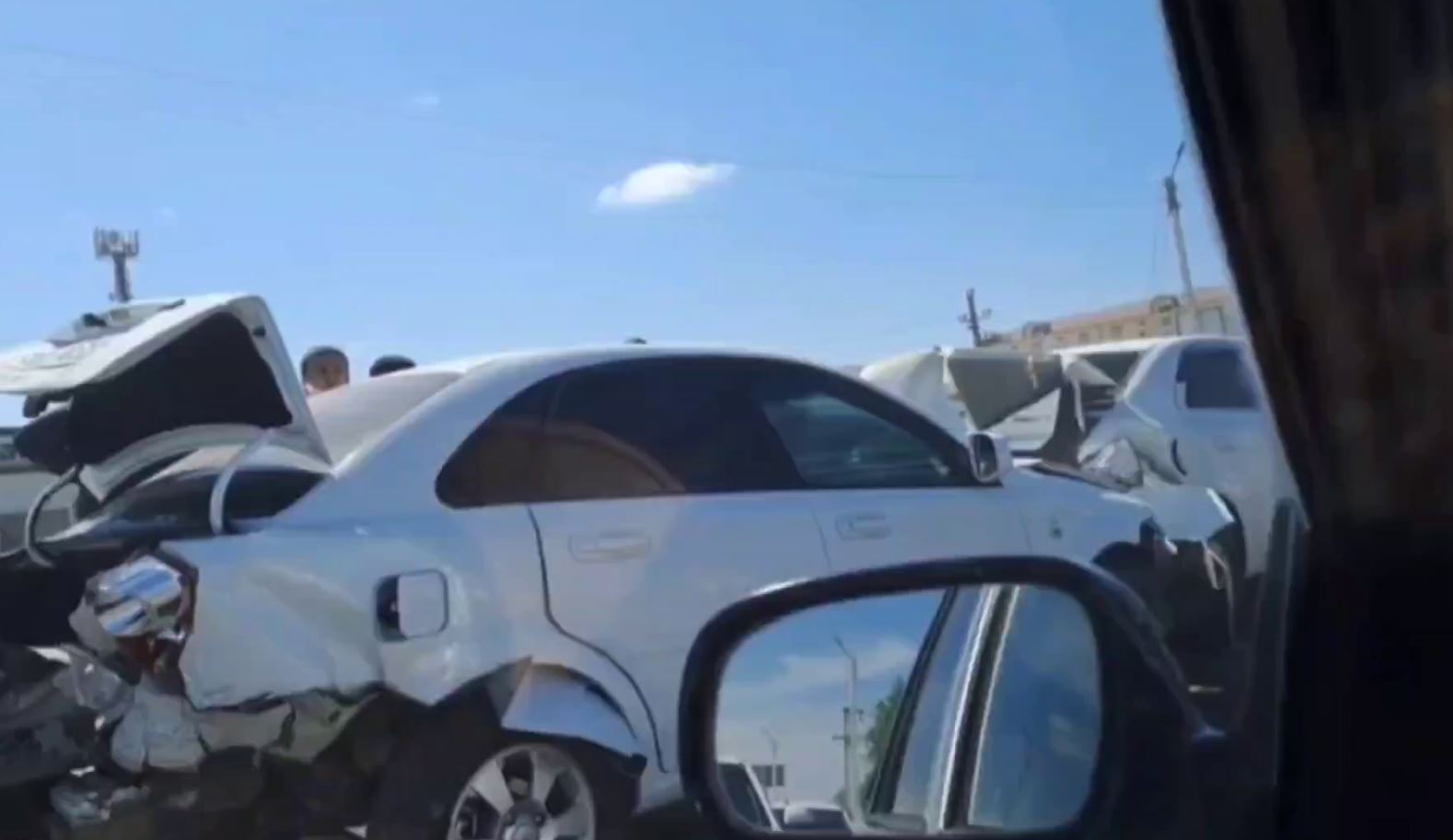В Сырдарье водитель Lacetti столкнулся с четырьмя автомобилями (видео)