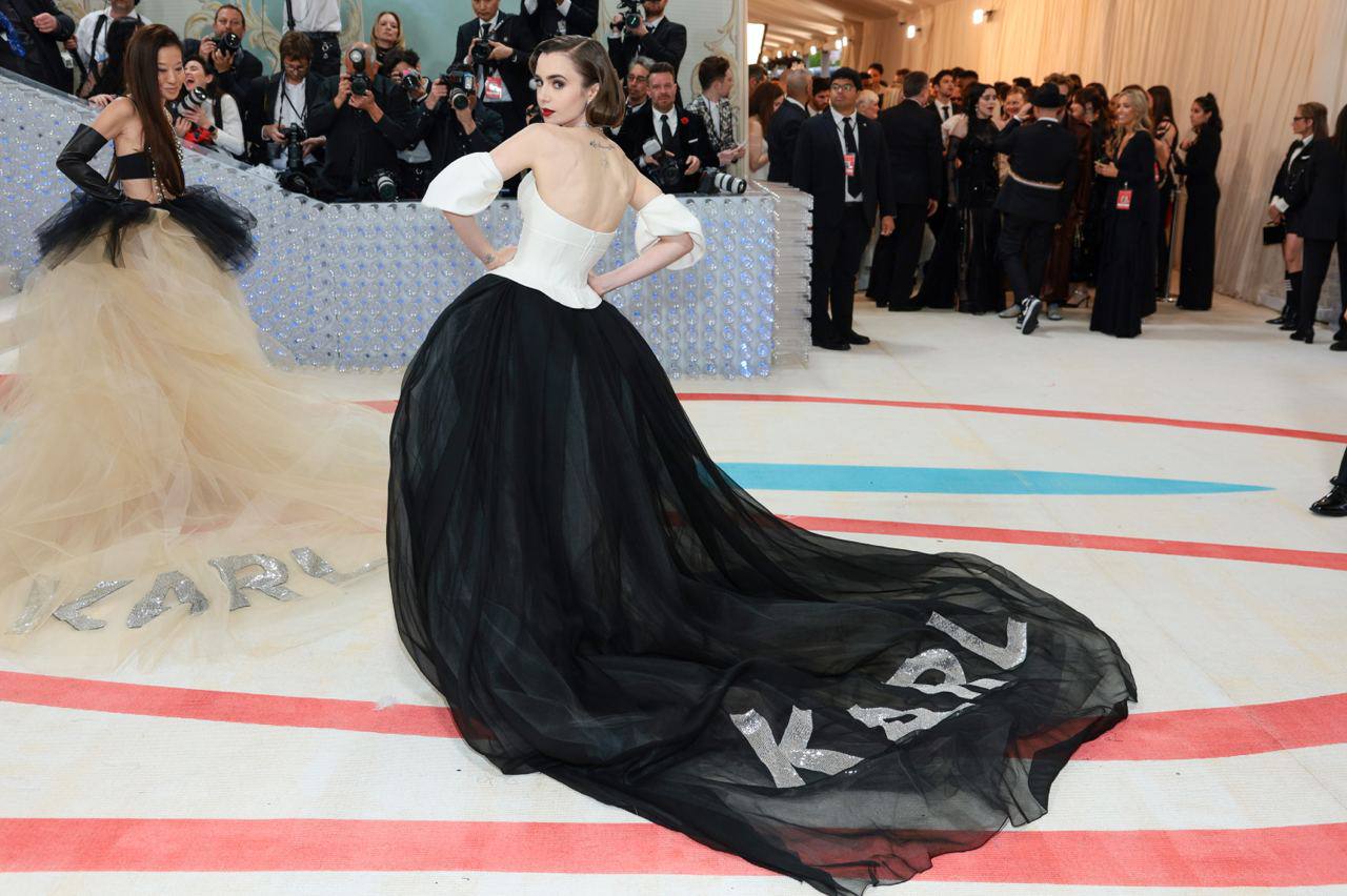 Фото: Лили Коллинз в Vera Wang