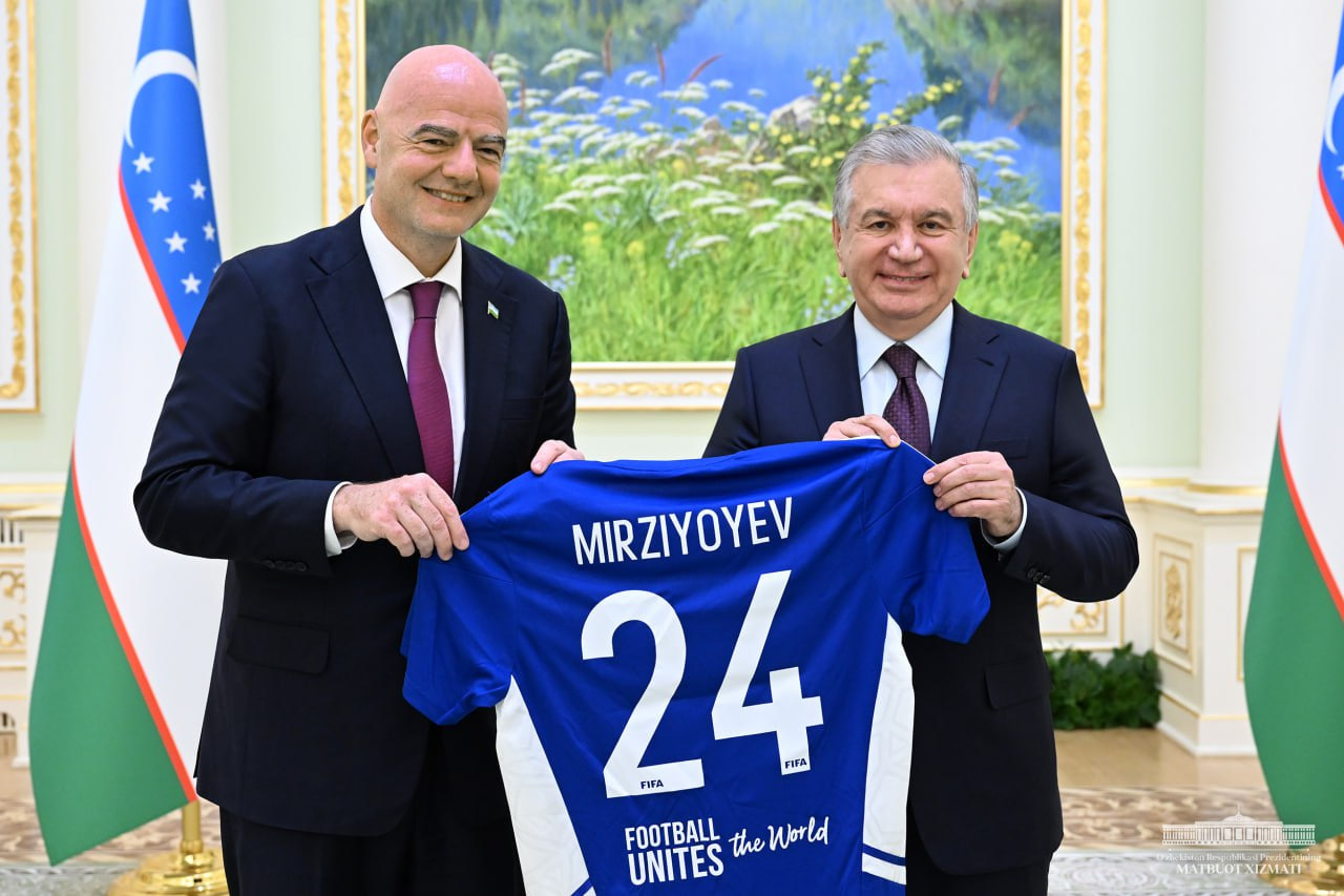 Президент ФИФА подарил Мирзиёеву футболку с 24-м номером