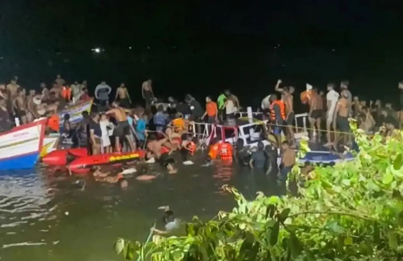 В Индии перевернулась туристическая лодка, погибли более 20 человек (видео)