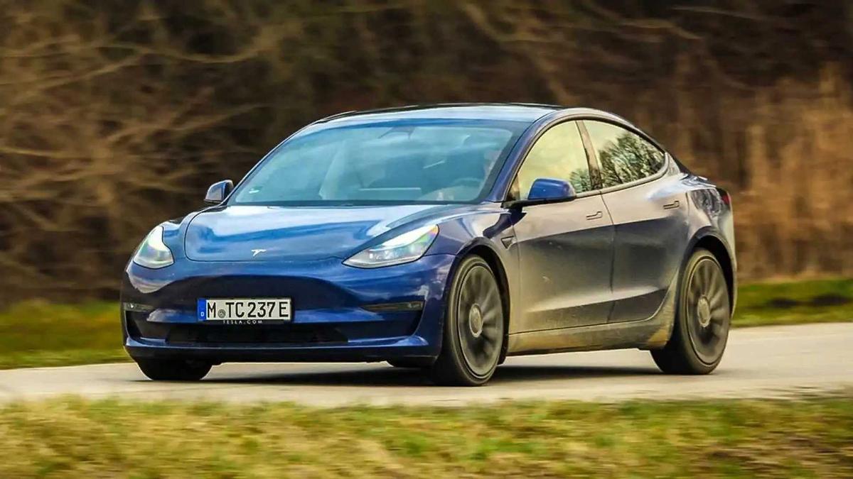 Tesla опровергает слухи старте производства обновлеенной Model 3
