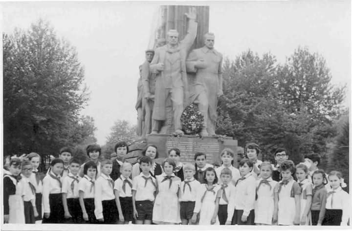 Памятник на привокзальной площади, 1962 г.
