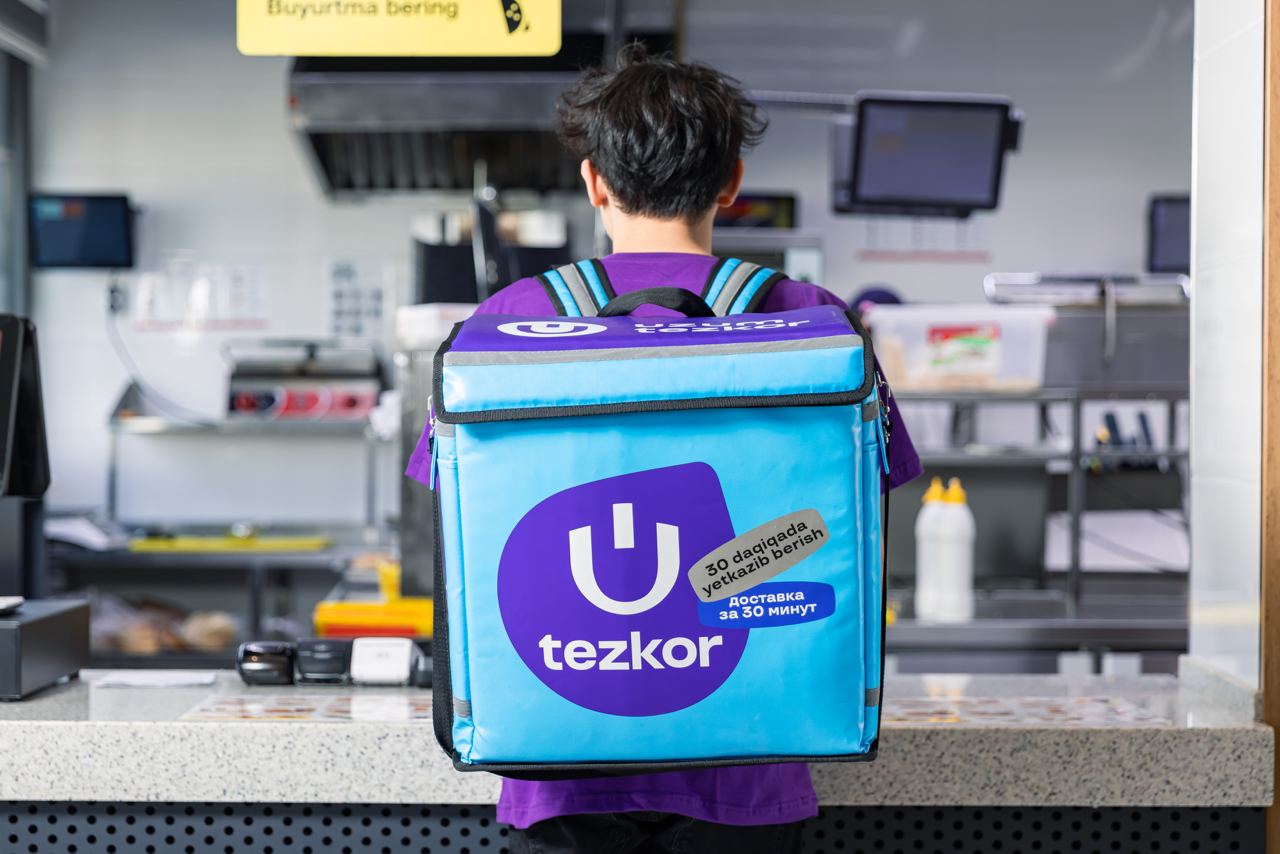 Экосистема Uzum запустила сервис быстрой доставки из кафе, ресторанов и магазинов Uzum Tezkor