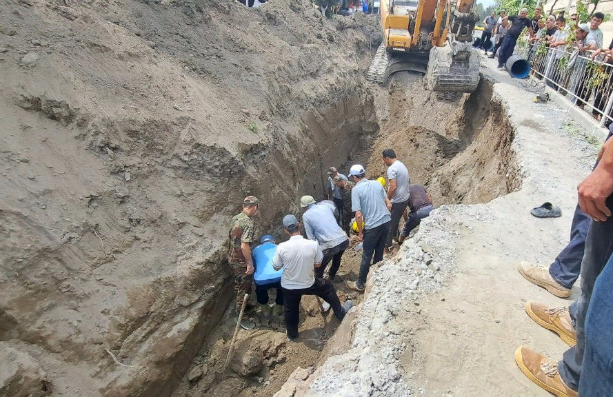 В Фергане спасли мужчину из-под завала грунта