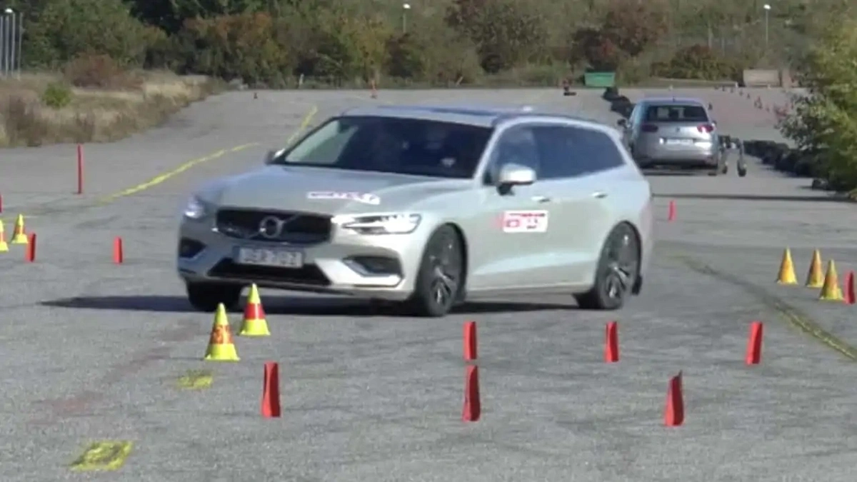 Специалисты проверили управляемость автомобиля Volvo V60 в лосином тесте