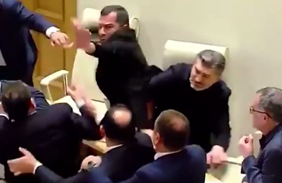 Грузинские депутаты снова устроили потасовку: на этот раз из-за авиасообщения с Россией (видео)