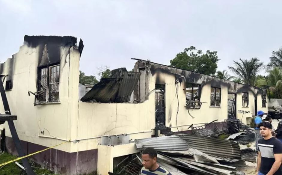 В Гайане подожгли школьное общежитие для девочек, погибли 19 детей (видео)