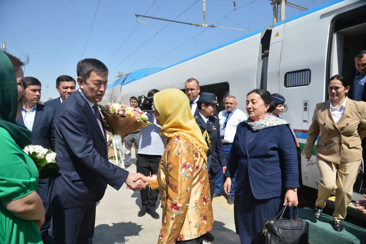 Президент Сингапура приехала в Самарканд на поезде (фото и видео)