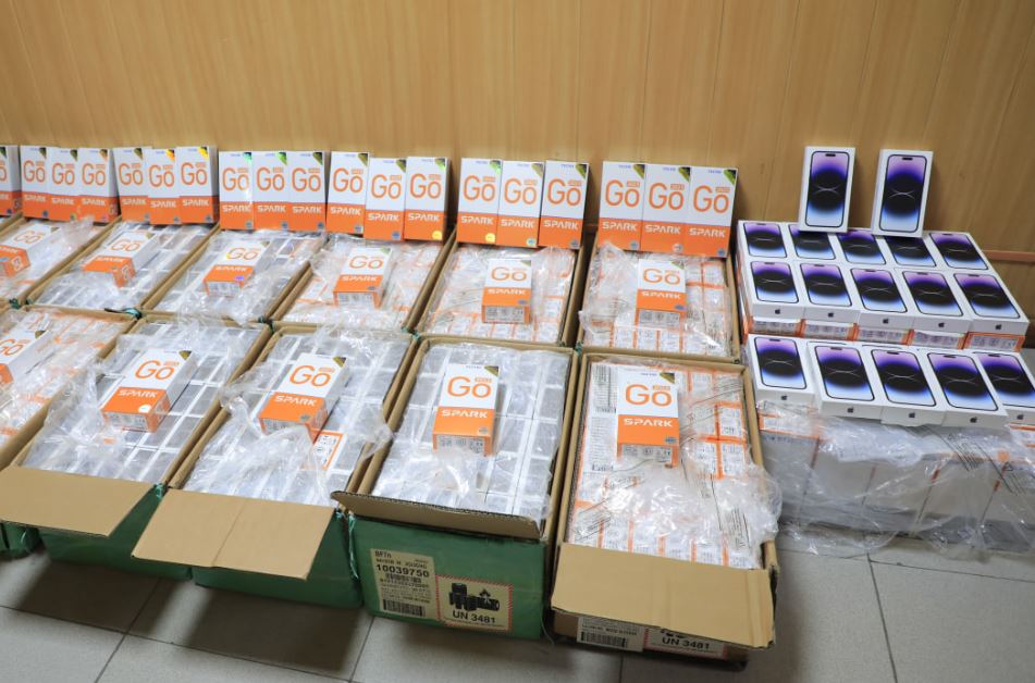 Контрабандист пытался провезти в Андижан сотни телефонов на 1,5 млрд сумов