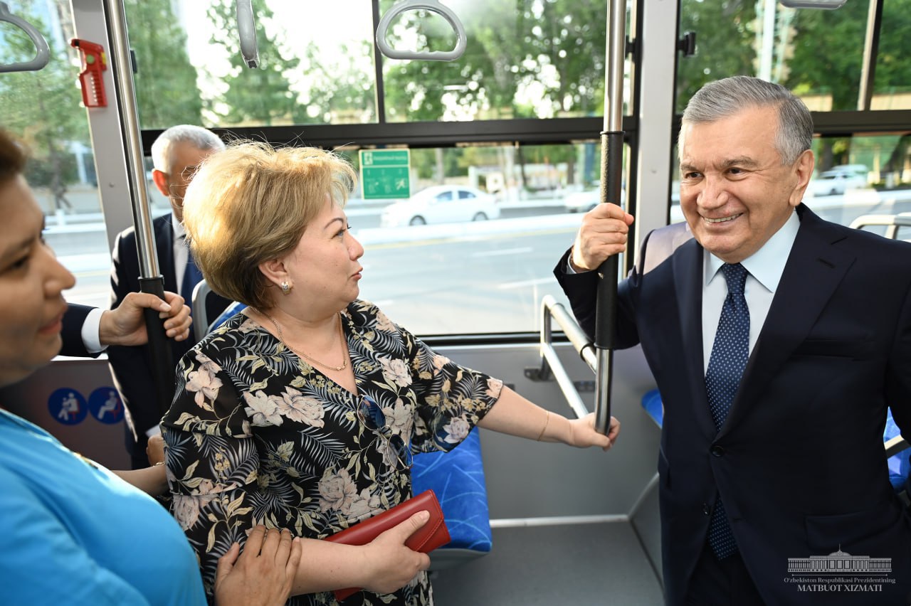 Шавкат Мирзиёев прокатился на автобусе с ташкентцами (фото)