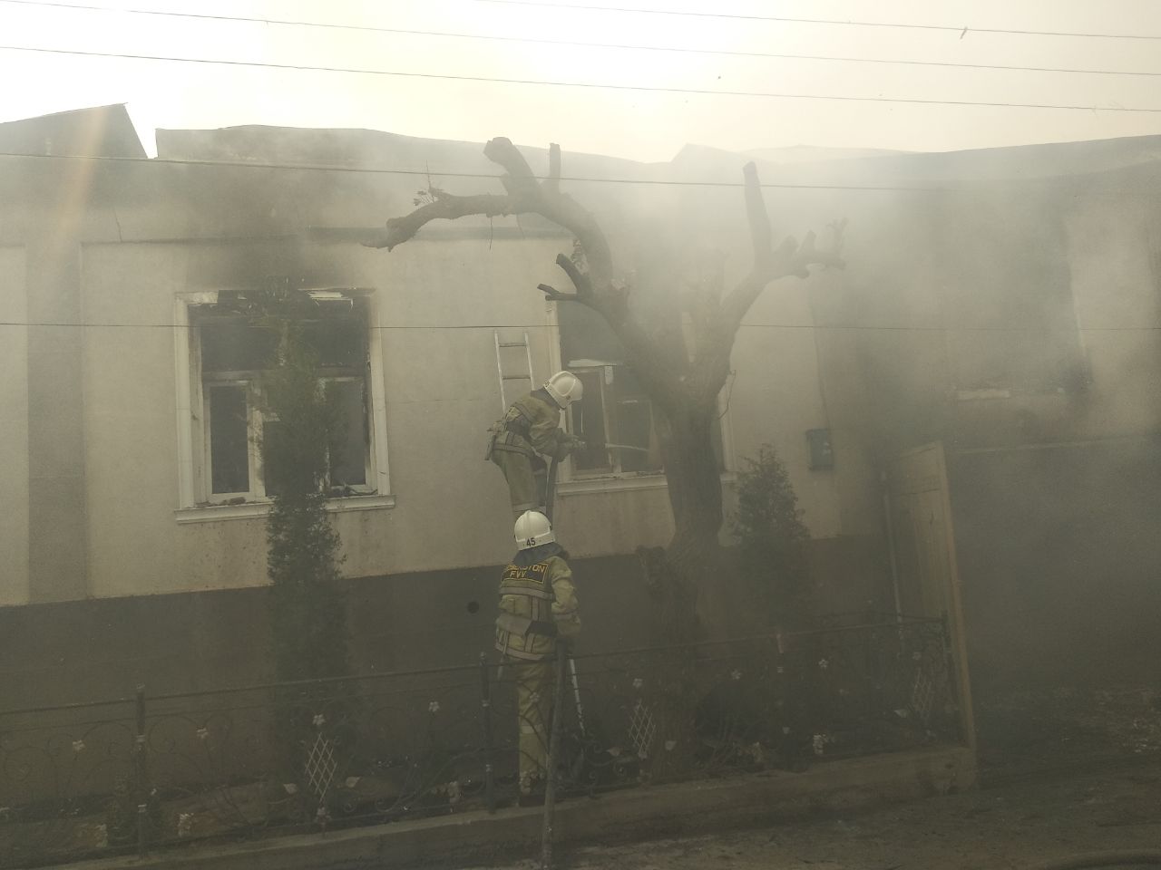 Под Ташкентом загорелись три соседних дома 