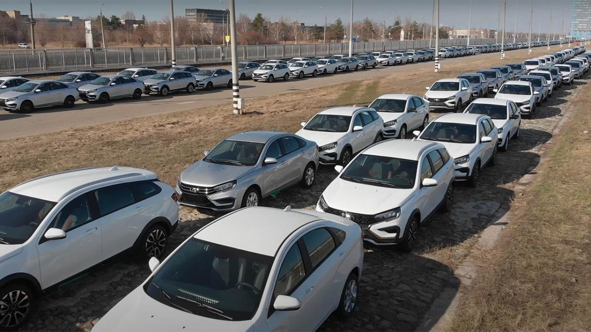 Сотни некомплектованных белых LADA Vesta NG желтеют на парковке в ожидании деталей