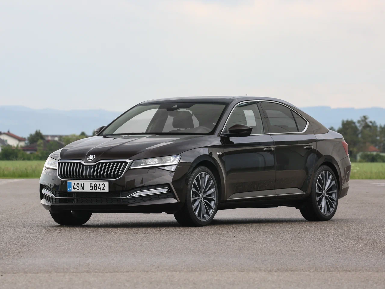 Фотошпионы засняли на испытаниях новый Skoda Superb 2024