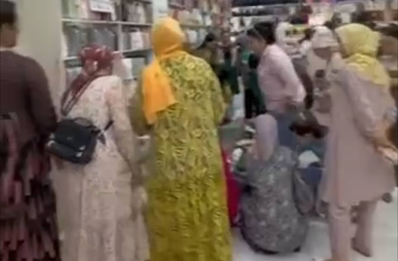 В Ташкенте продают летнюю обувь за 1000 сумов, но покупатели начали воровать, несмотря на цену