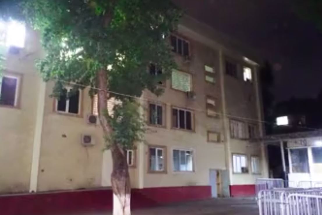 Опубликовано видео падения парня с четвертого этажа здания ОВД 