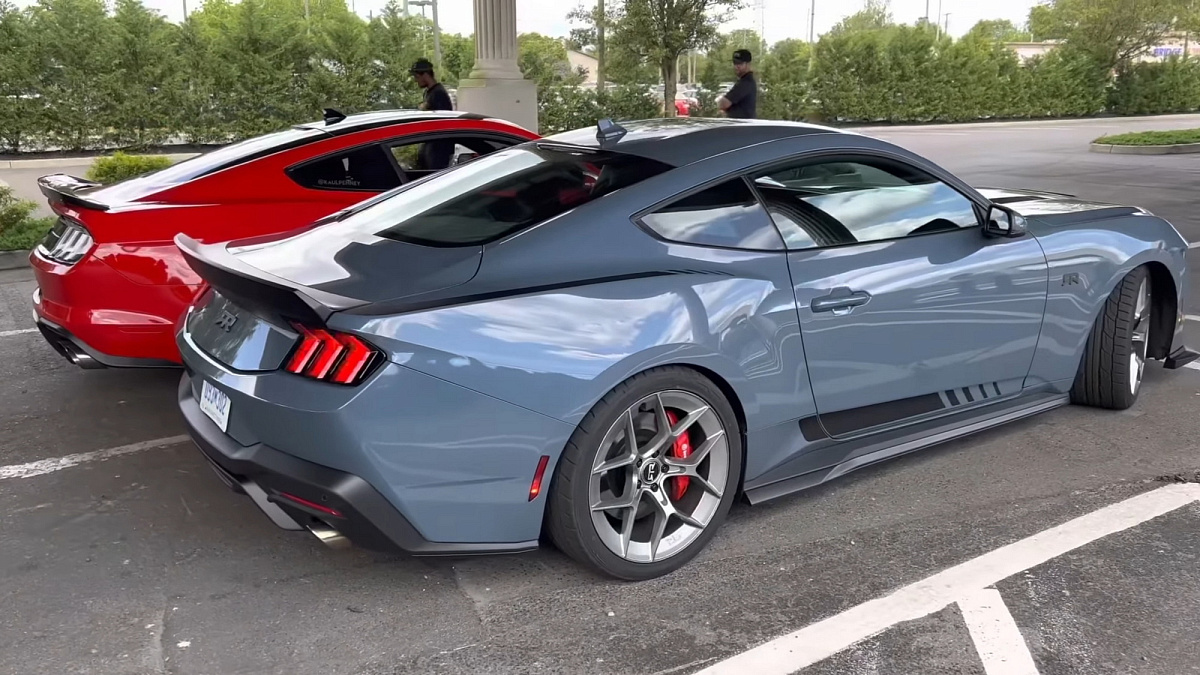 В сети показали новый Ford Mustang с его предшественником