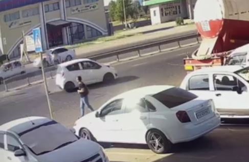 В Ташкенте водитель Spark сбила насмерть мужчину, перебегавшего дорогу по «зебре» (видео 18+)