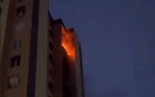 В Ташкенте загорелась квартира в новостройке (видео)