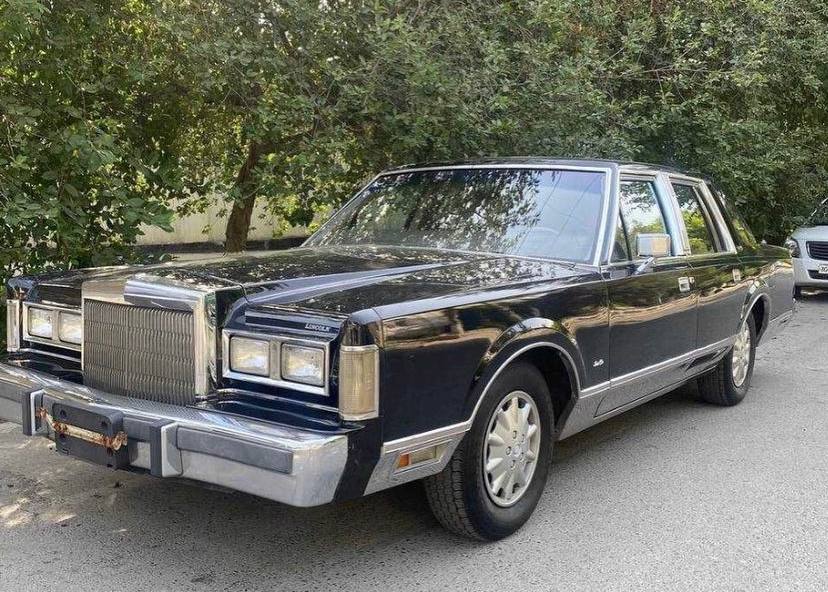 В Узбекистане продают почти идеальный ретро-автомобиль Lincoln Town Car