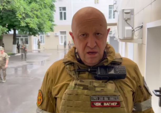 ЧВК «Вагнер» взял под контроль военные объекты в Ростове (видео)