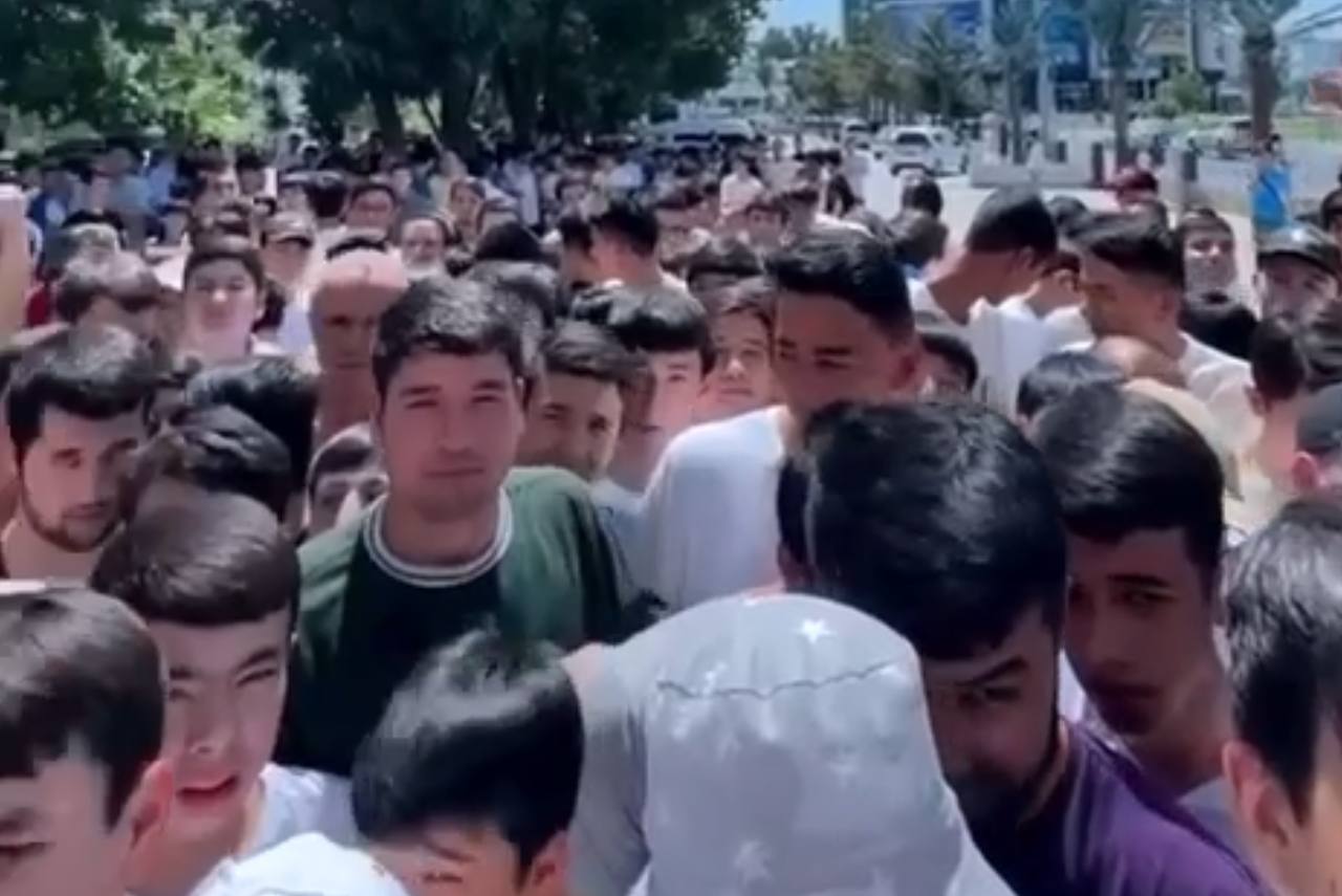 В Ташкенте во время распродажи обуви мужчины разбили двери