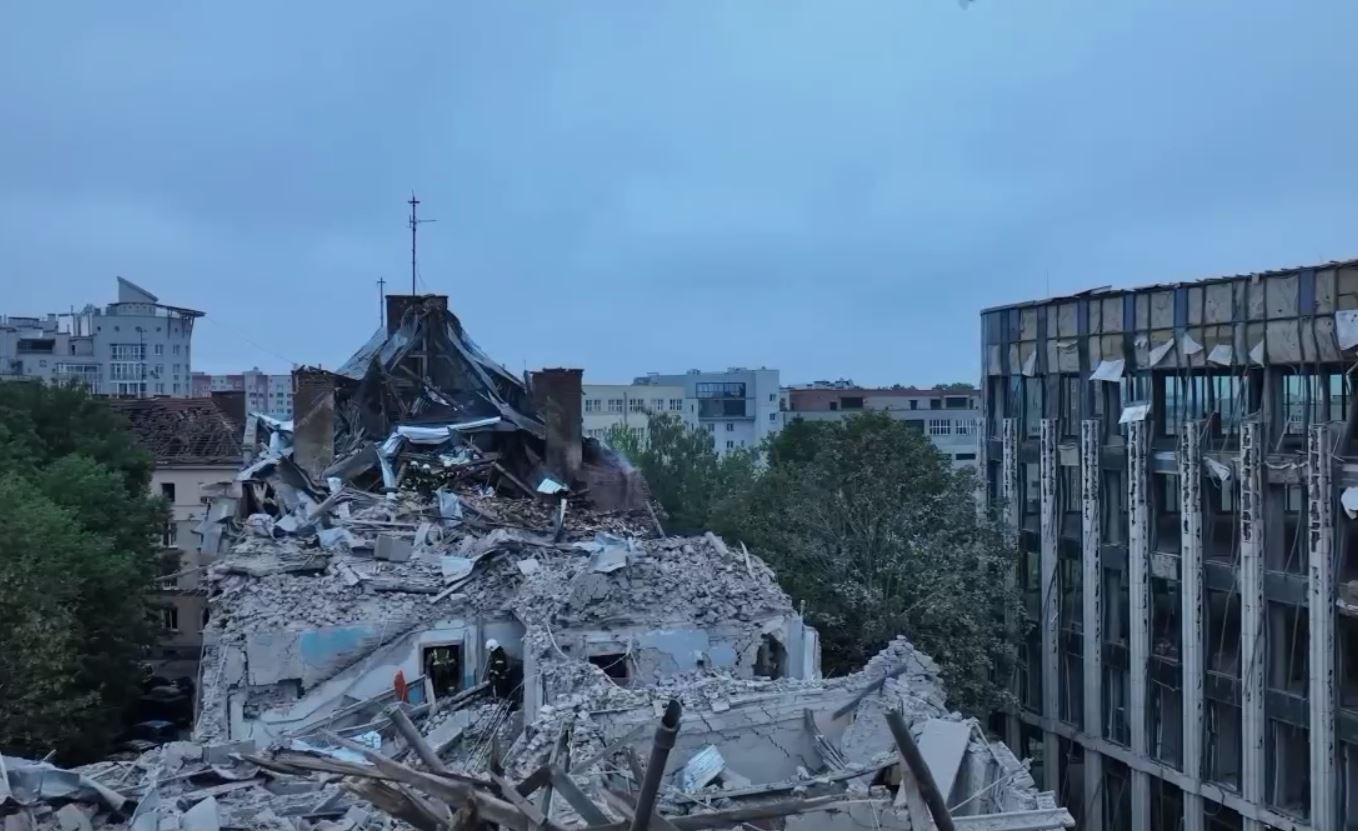 Россия нанесла ракетный удар по многоэтажке во Львове, есть погибшие (видео)