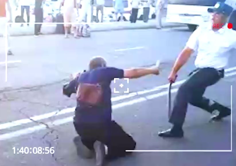 Под Ташкентом сотрудник ППС избил дубинкой мужчину, угрожавшего людям ножом (видео)
