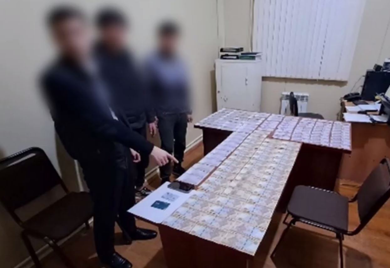 В Термезе практиканты банка украли более 75 млн сумов с карты мужчины (видео)