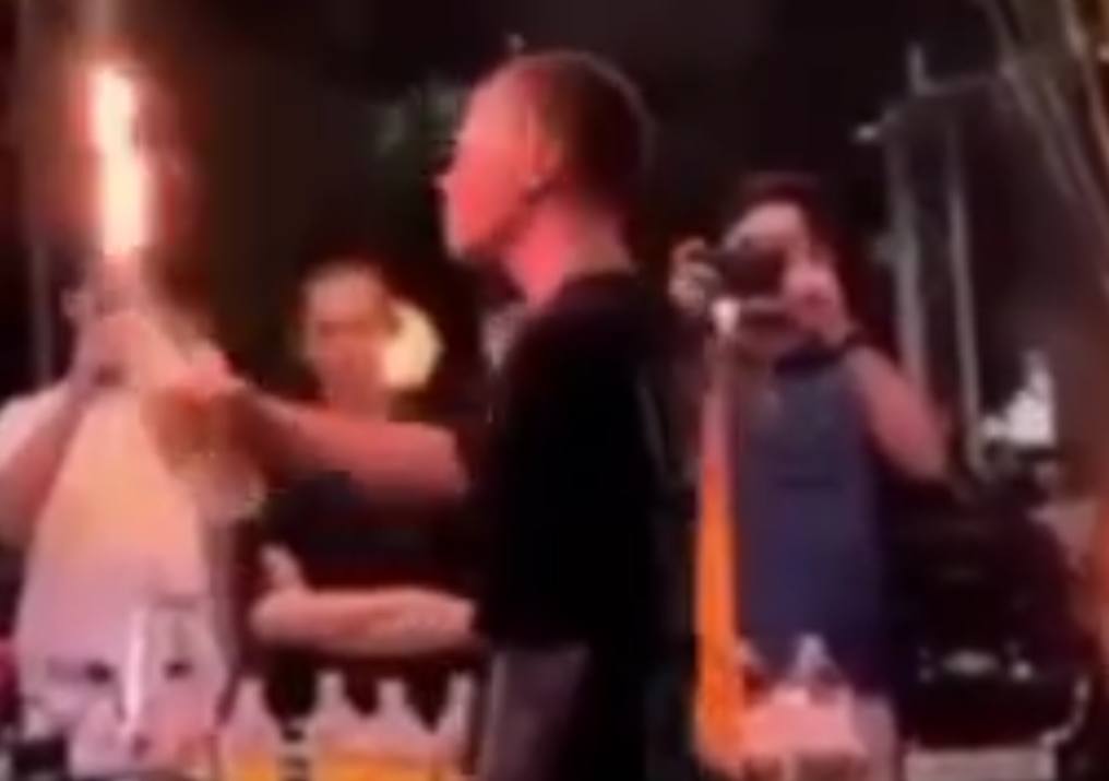 В Ташкенте официант во время фаер-шоу получил ожоги