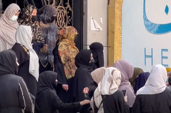 В Афганистане женщины вышли на протест против закрытия салонов красоты (видео)