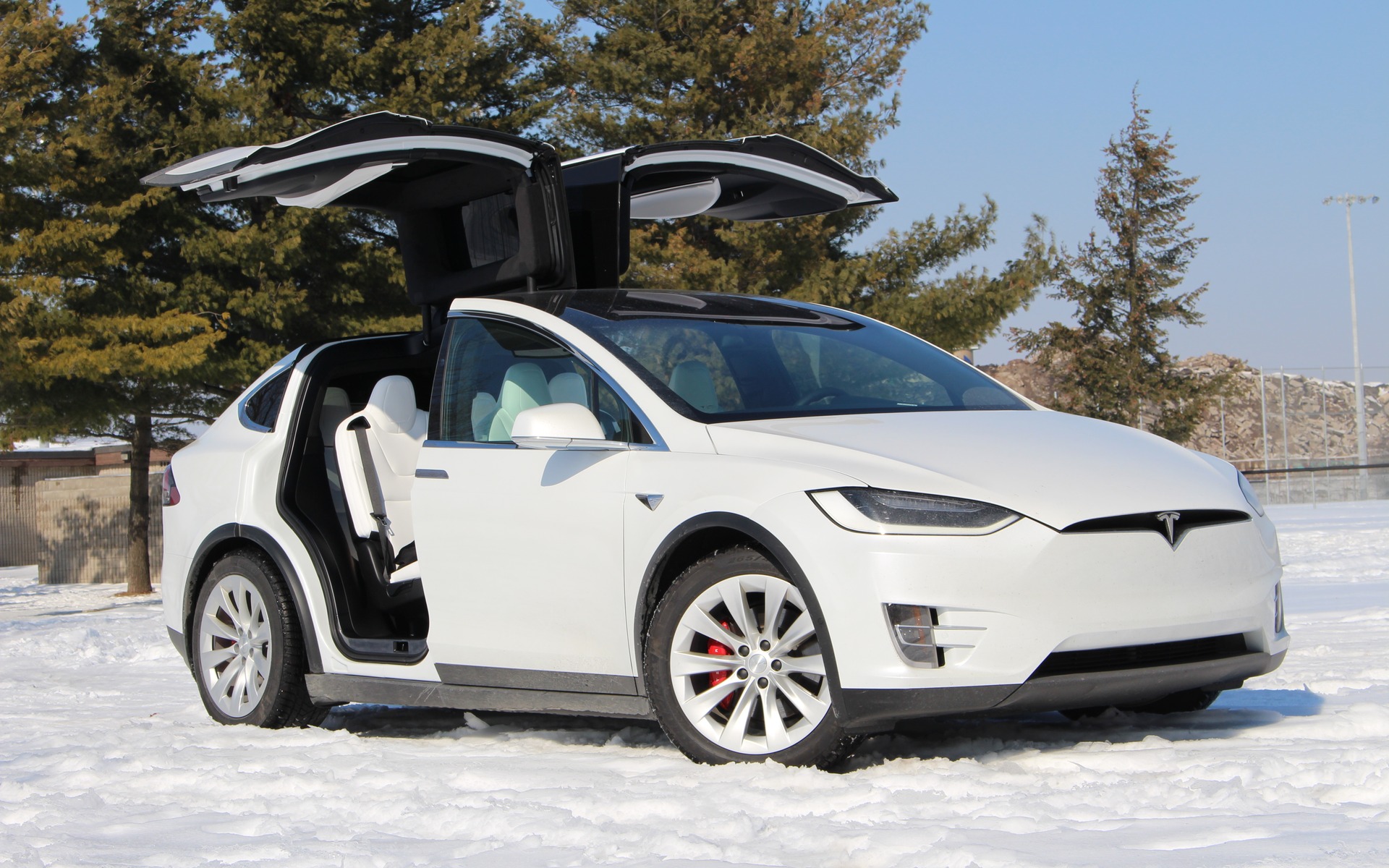 Tesla отзывает 16 тысяч новых электрокаров из-за ремней безопасности