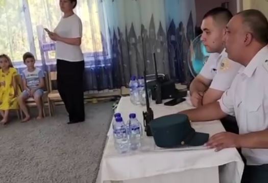 «Нужно отличать черное от белого». Правоохранители провели «воспитательную беседу» в детсаду Ташкента (видео)