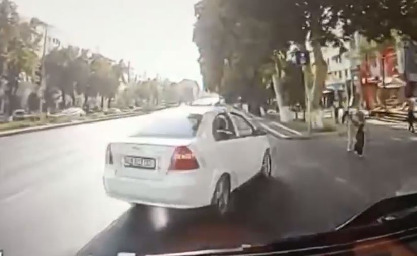 В Ташкенте водитель Nexia чуть не устроил ДТП, «подрезав» электробус (видео)