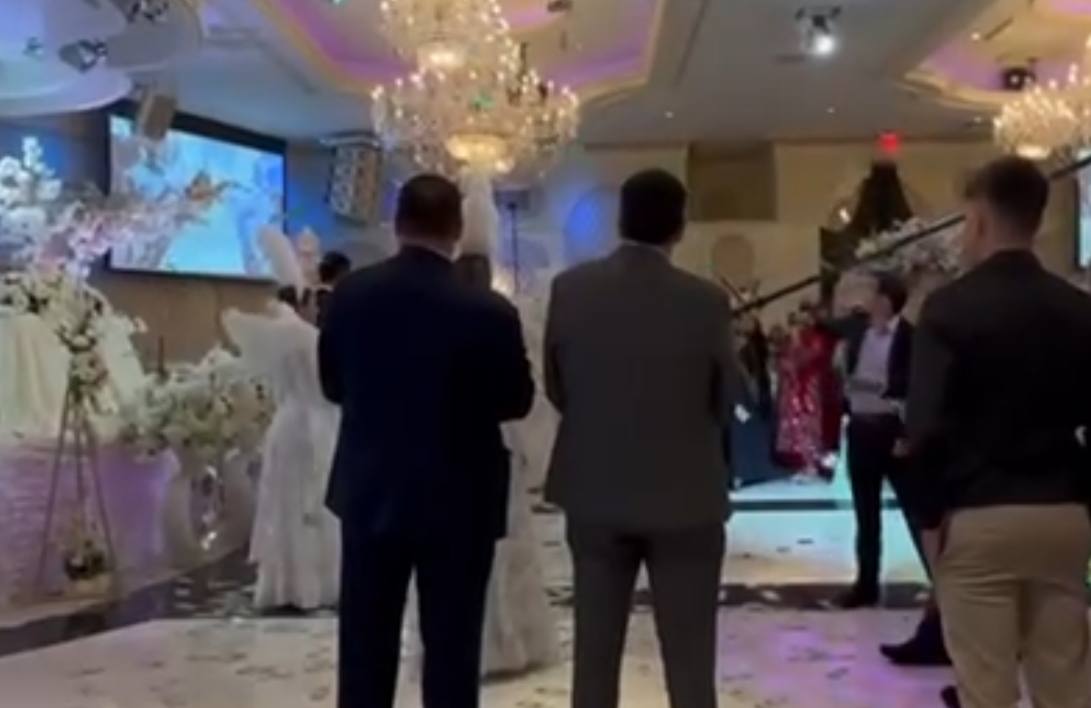 На узбекской свадьбе в США устроили денежный дождь из долларовых купюр