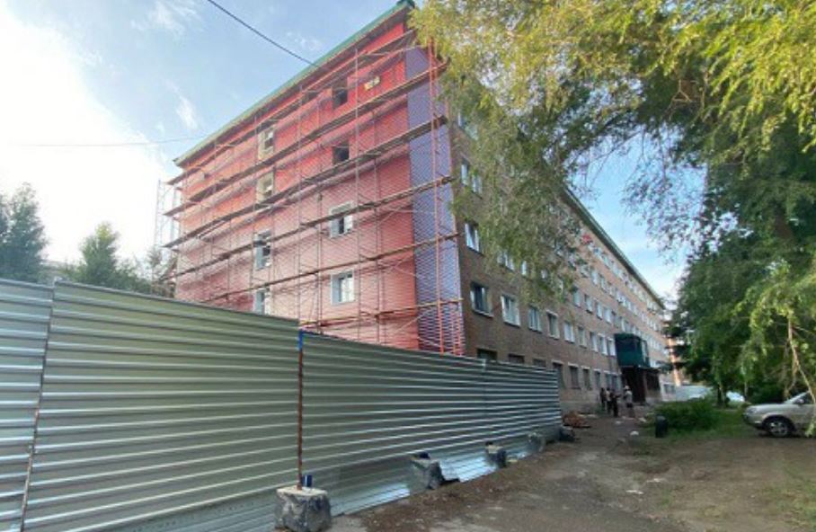 Подросток из Узбекистана погиб, упав с крыши дома в Омске