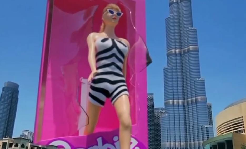 Огромная кукла Барби появилась рядом с Бурдж-Халифа в Дубае
