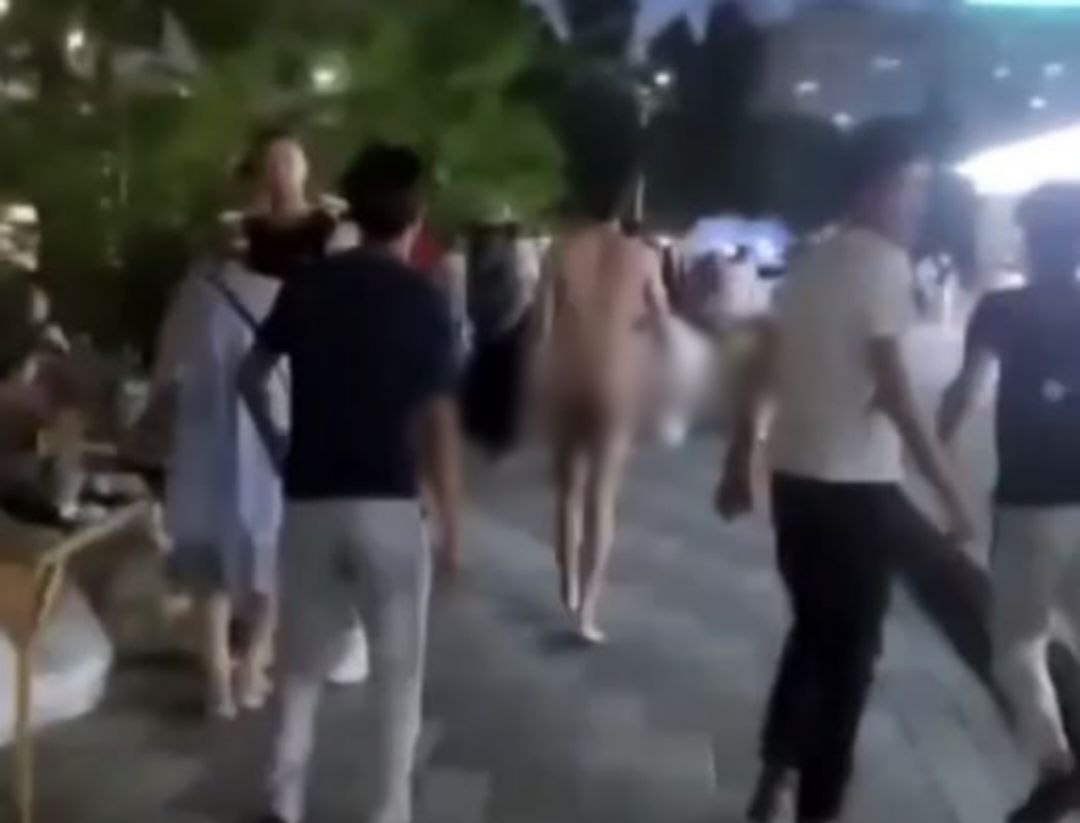 В Ташкенте отправили в психбольницу мужчину, разгуливавшего по улице голым с букетом в руках (видео 18+)