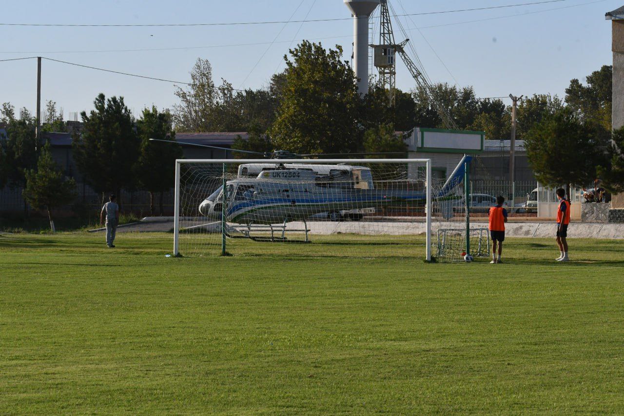 В Навои во время футбольного матча на поле сел вертолет (фото)