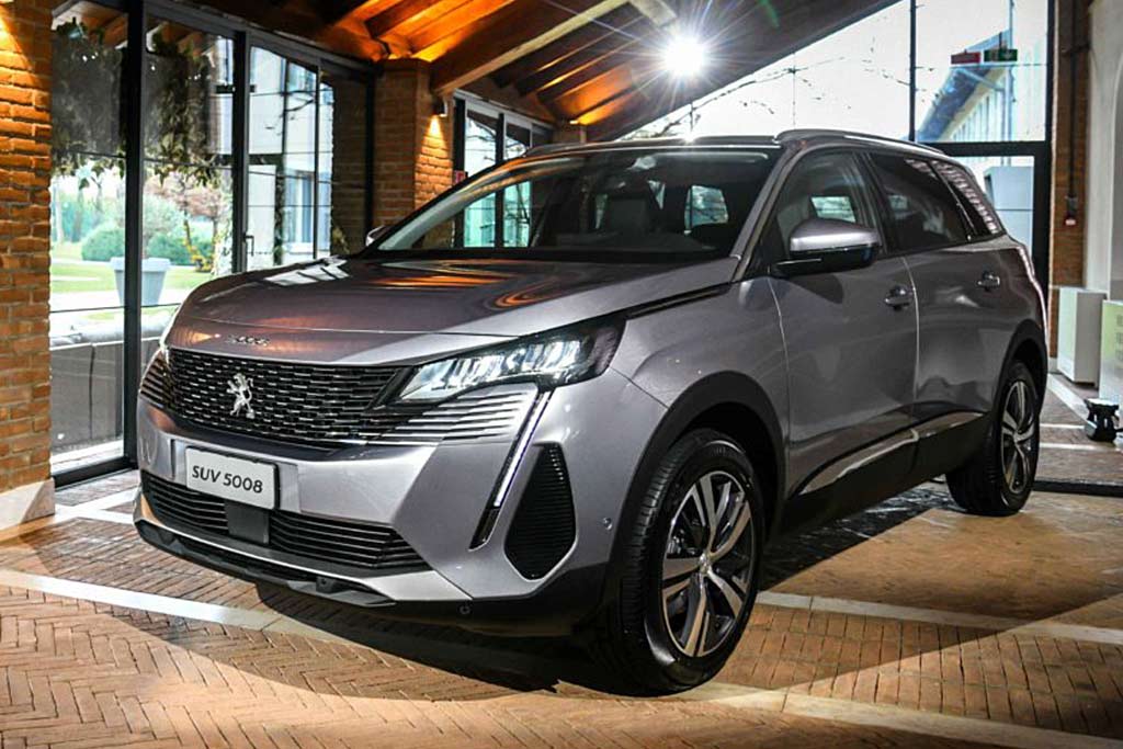 Peugeot 5008 нового поколения заметили на тестах