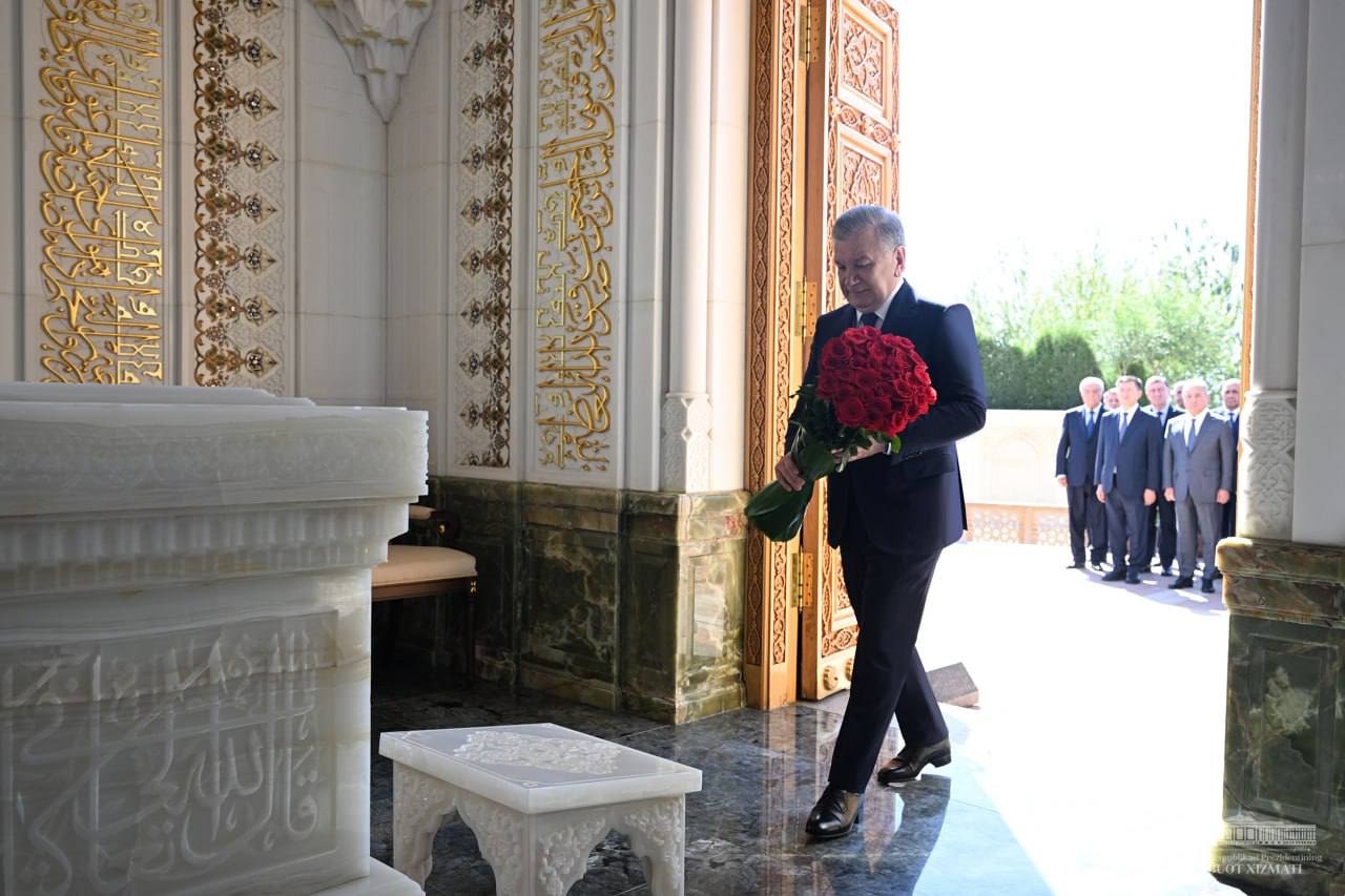 Шавкат Мирзиёев почтил память Ислама Каримова (фото)
